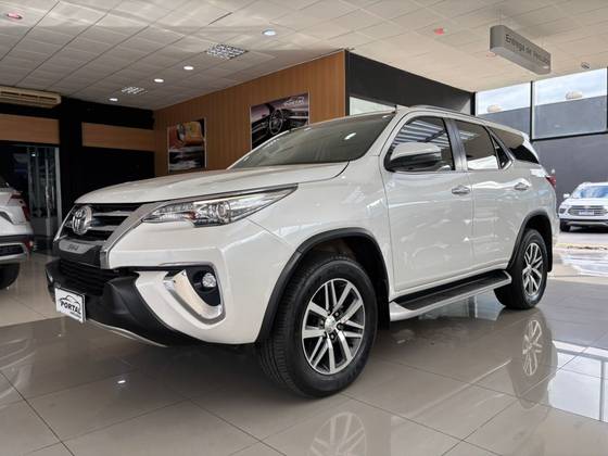 TOYOTA HILUX SW4 2.8 SRX 4X4 7 LUGARES 16V TURBO INTERCOOLER DIESEL 4P AUTOMÁTICO TOYOTA HILUX SW4 2.8 SRX 4X4 7 LUGARES 16V TURBO INTERCOOLER DIESEL 4P AUTOMÁTICO